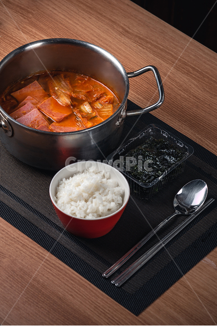 김치찌개,김치,흰쌀밥,찌개,매콤한,매운,뜨거운,뜨끈한,햄찌개,밥상,수저,젓가락,숟가락,kimchi,stew,pot,hot,traditional,spicy,meal,dinner,jjigae,steam,tasty,delicious,chili,kimchijjigae,chopsticks,음식,식재료,요리,food,cook,meal,dishes,food reserves,한식,한국음식,한국요리,korean food,korean dishes,korean meal,korean cook