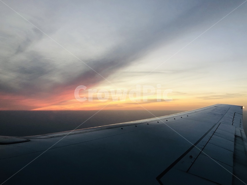 하늘,석양,붉은노을,구름,비행기,날개,sky,red,sunset,cloud,plane,window,교통,교통수단,traffic,transportation