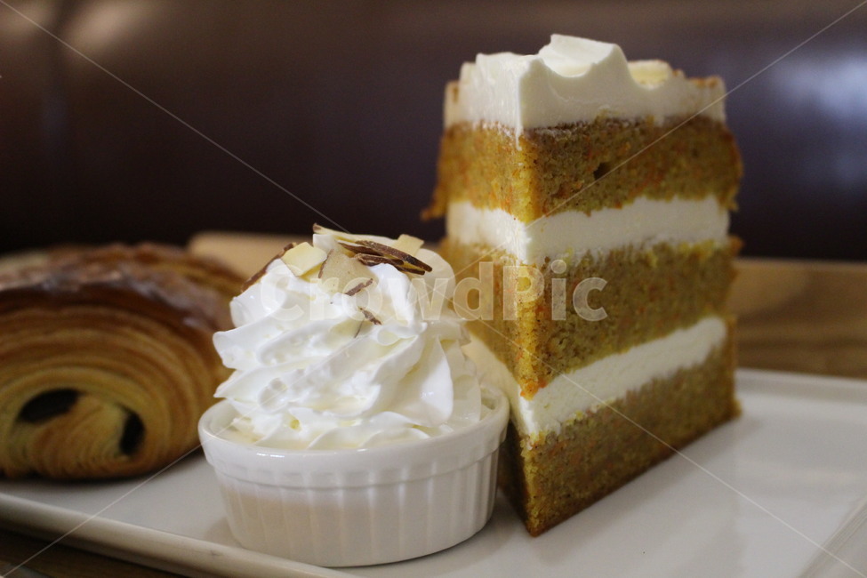 디저트,음식,간식,케이크,조각케이크,당근케이크,생크림,빵,카페,브런치,접시,cake,cafe,음식,식재료,요리,food,cook,meal,dishes,food reserves,디저트,간식,후식,dessert,snack