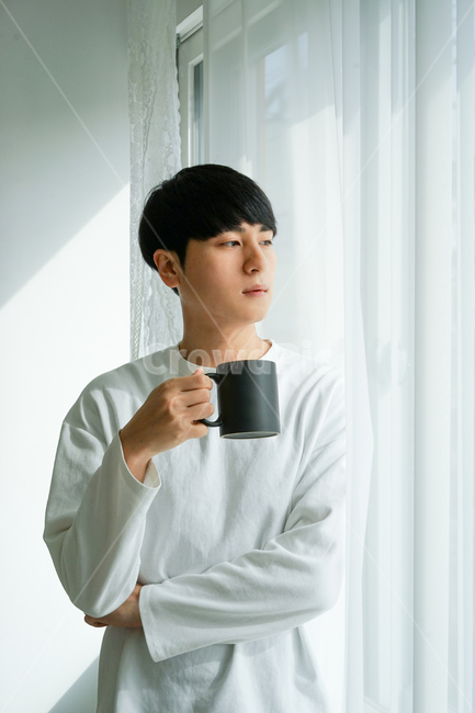 남성,남자,창가,창문,커텐,커피,모닝커피,아침,머그컵,사람,인물,인간,human,person,남성,남자,man,male