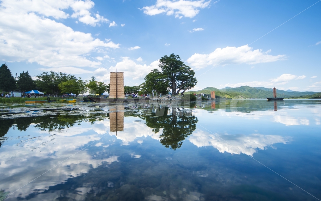 landscape photography,blue sky,sailing vessel,clouds,cloud,mountain,ferry,sight,clear water,sky,Yangsuri,reflection,nature,Dumulmeori,tree,riverside,water,boat,river,lake,Hwangpo sailboat,landscape