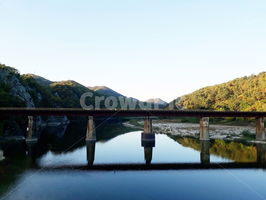 가을,강,다리,맑음,산,산책,가을,계절,fall,autumn,season,건축물,건물외관,exterior,building,structure,architecture,construction,water,물,nature,자연,outdoors,옥외