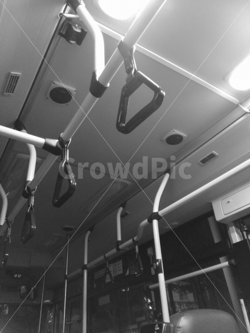 버스,버스안,손잡이,의자,풍경,흑백,감성,추억,교통,교통수단,traffic,transportation