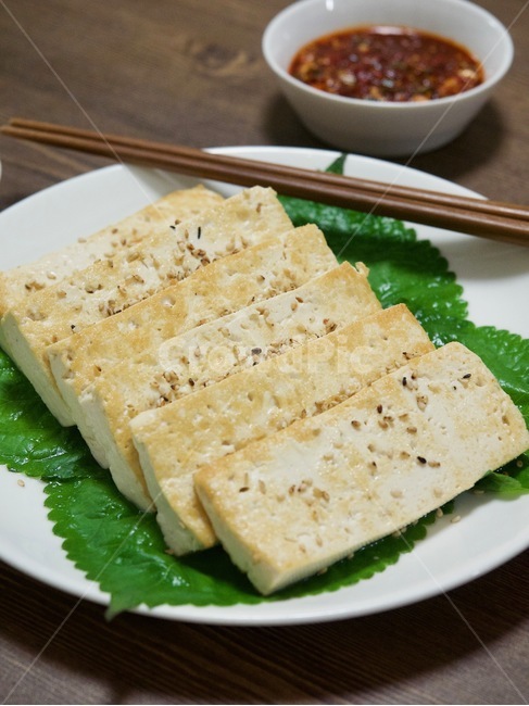 두부,두부구이,깻잎,한국음식,식품,한식,한국문화,음식,한국,배경,음식문화,웰빙,문화,아시아,아시아음식,접시,전통,젓가락,두부요리,요리,음식,식재료,요리,food,cook,meal,dishes,food reserves,한식,한국음식,한국요리,korean food,korean dishes,korean meal,korean cook