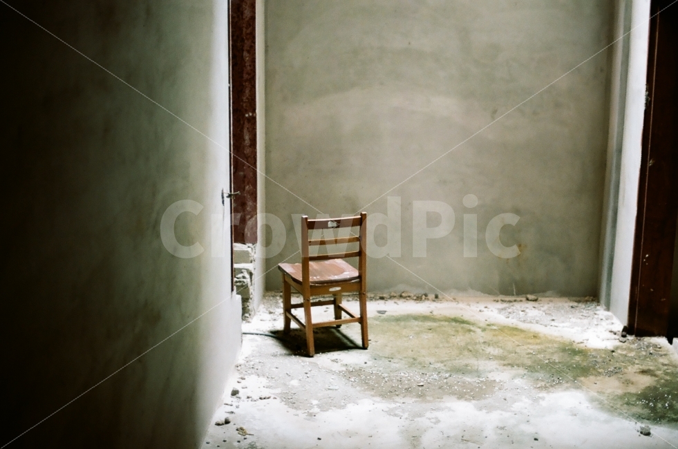 의자,폐교,분위기,외로움,학교,콘크리트,쓸쓸함,사물,물건,오브젝트,thing,object,matter