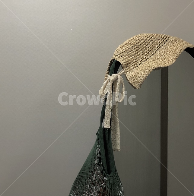 모자,거울,흰벽,분위기,여유로움,mood,감성,인테리어,소품,어두움,한가로움