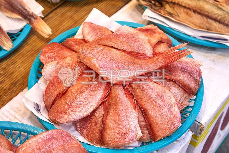 열기,생선,반건조,반건조생선,건어물,수산시장,어시장,재래시장,음식,시장,수중생물,수상생물,생물,해양생물,해물,요리,전통시장,붉은생선,붉은색,해산물,수산물,식품,식재료,음식재료,쟁반,음식물,어류,진열,진열대,마트,마켓,heat,semidried,driedfish,fishmarket,traditionalmarket,aquaticlife,waterlife,marinelife,ingredients,tray,fish,display,mart,underwater,water,redfish,red,seafood,food,market,음식,식재료,요리,food,cook,meal,dishes,food reserves