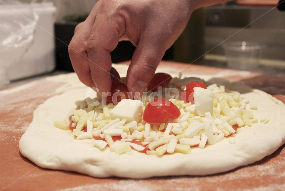 cooking,cook,hand,tomato,cheese,pizza,handmade,kich,kitchen,주방,요리,손,토마토,방울토마토,피자,반죽,토마토소스,치즈,마르게리따,이탈리아음식,음식,식품,요리사,손톱,수제피자,도우,장인정신,주방,키친,부엌,주방용품,요리도구,kitchen,kitchenware,cookroom,cookingutensil,양식,서양음식,서양요리,western food,western dishes,western meal,western cook