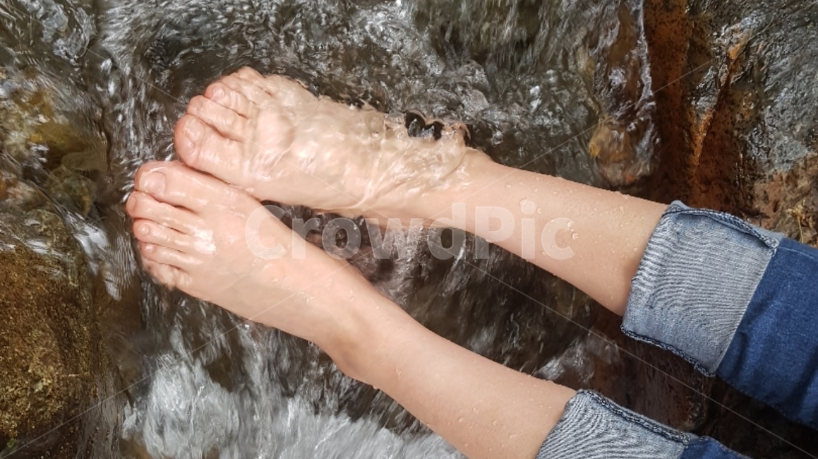 Yongchu Falls Valley,valley water,coolness,Soak your feet in the valley water,Jinhae Valley,clean,clear water,summer