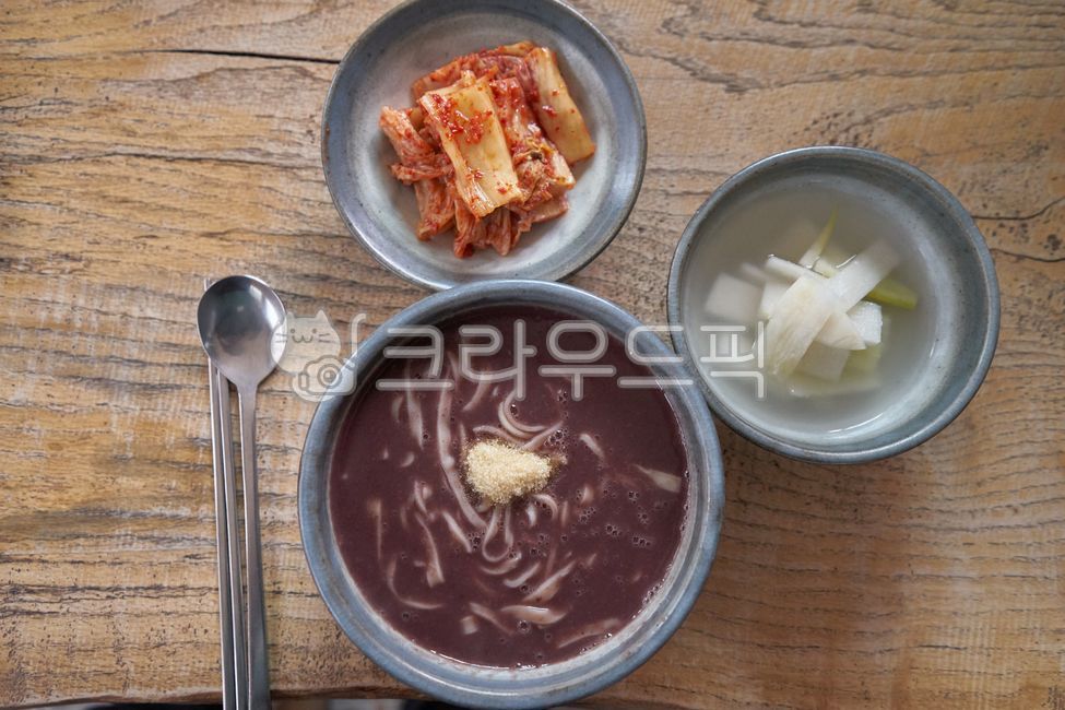 팥죽,동치미,김치,음식,팥칼국수,숟가락,spoon,사발,bowl