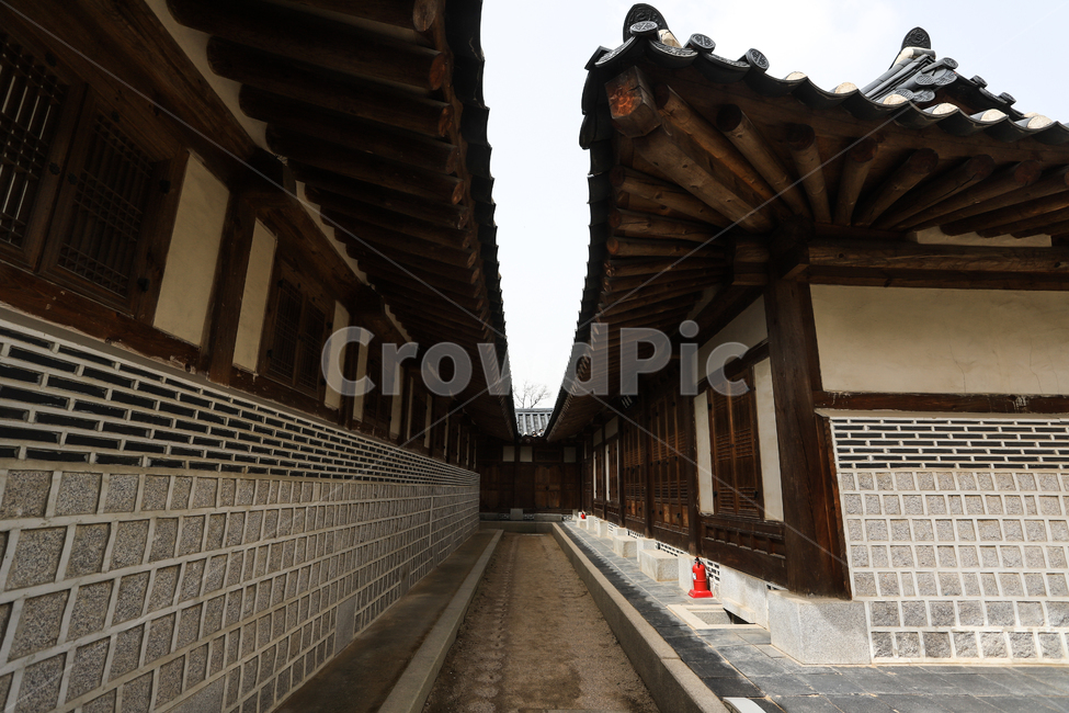 경복궁,문화재,서울,건축,궁전,문,단청,지붕,기와,돌담,돌기둥,고건축,한국,창호지,서까래,석가래,기둥,창살,흙길,주춧돌,추녀,목조건축물,창문,방문,한국전통,한국문화,korean traditional,korean culture,건축물,건물외관,exterior,building,structure,architecture,construction