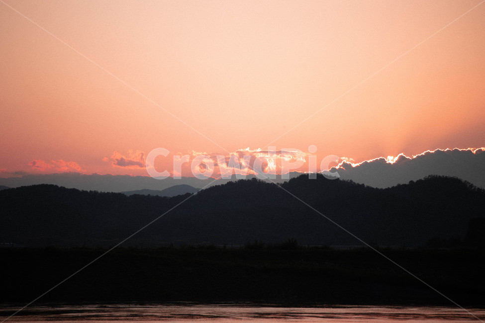 노을,구름,오렌지색,옥외,mountainrange,산맥,산,붉은하늘,redsky,새벽,mountain,dawn,하늘,sunset,일몰,dusk,황혼,sky,outdoors,자연,nature,자연,풍경,nature,landscape