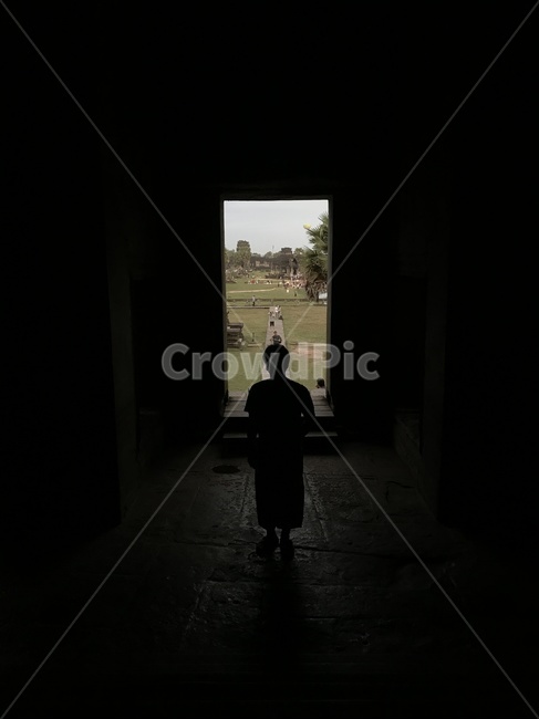 캄보디아,시엠립,앙코르와트,사원,temple,cambodia,siemprip,남자,풍경,문,차원,ankorwat,사람,인물,인간,human,person,인물실루엣,사람실루엣,character silhouette,human silhouette,silhouette,실루엣