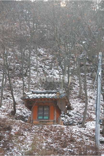 겨울,눈,사찰,전통,한옥,겨울,계절,winter,season,한국전통,한국문화,korean traditional,korean culture,종교,신앙,religion,belief,faith,건축물,건물외관,exterior,building,structure,architecture,construction