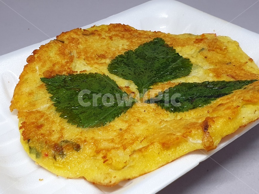 녹두전,전,한국음식,전통음식,명절음식,한국요리,전통요리,명절요리,음식,food,koreafood,스티로품,사물,오브젝트,object,후식,디저트,간식,desert,dish,meal,styrofoam,지지미,치지미,찌지미,깻잎,식물,plants,야채,채소,빈대떡,nokdujeon,mungbeanpancake,bindaetteok,부침개