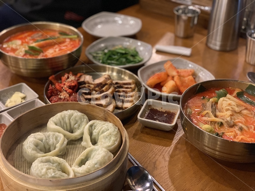 만두,육개장,육개장칼국수,보쌈,음식,깍두기,식사