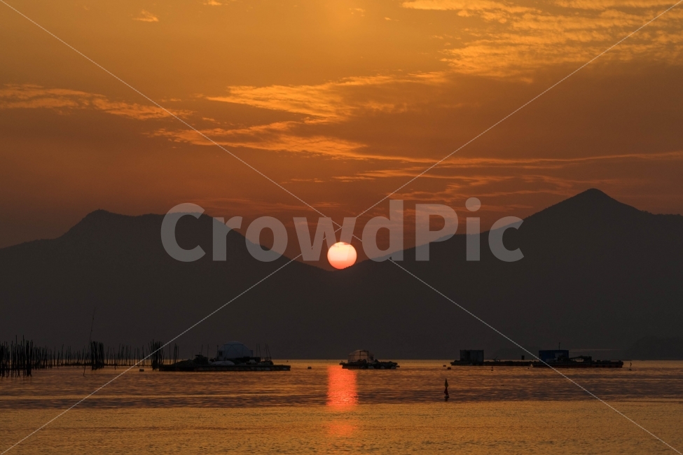 일몰,노을,바다,해질녘,석양,태양,붉은노을,죽방,자연,풍경,nature,landscape,한국자연풍경,한국자연경관,korea nature landscape,산업,industry,industrial,어업,fishery,fishing industry,교통,교통수단,traffic,transportation,outdoors,옥외,sunset,dawn,새벽,red sky,붉은 하늘,dusk,황혼,sky,하늘,sunlight,햇빛