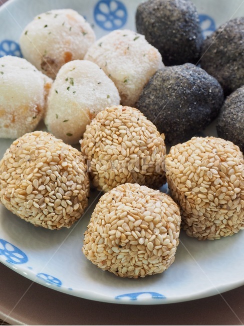 경단,찹쌀경단,깨경단,한국음식,식품,한식,한국문화,한국,배경,음식문화,웰빙,문화,아시아,아시아음식,전통,설날,추석,젓가락,음식,추석음식,설날음식,명절,명절음식,떡,간식,후식,스낵,한국떡,음식,식재료,요리,food,cook,meal,dishes,food reserves,한식,한국음식,한국요리,korean food,korean dishes,korean meal,korean cook