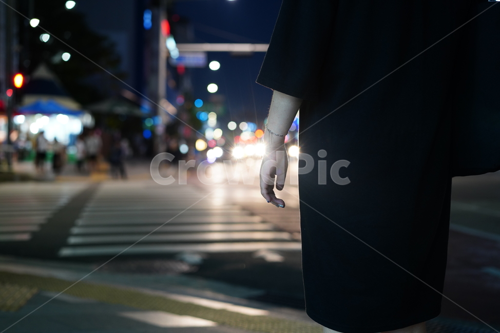 보케,손,밤거리,거리,불빛,도시,빛,팔찌,여인,야경,밤,풍경,nightscape,night,landscape,사람,인물,인간,human,person,신체일부,몸,body,asphalt,아스팔트,road,도로