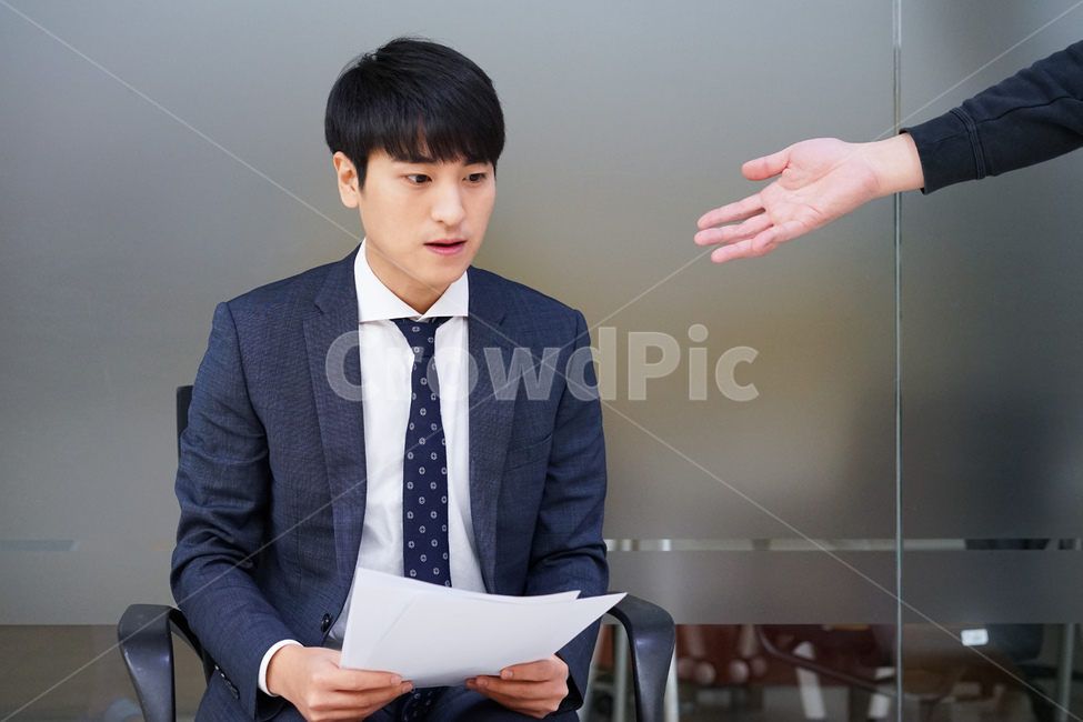 남자,남성,비즈니스,신입사원,직장인,회사원,사무실,서류,업무,스트레스,양복,정장,work,사회생활,직장생활,지시,꾸지람,꾸중,구박,혼남,사람,인물,인간,human,person,손,제스처,표시,손짓,표현,gesture,hand,sign,expression,남성,남자,man,male,산업,industry,industrial,비즈니스,사업,business,service,work