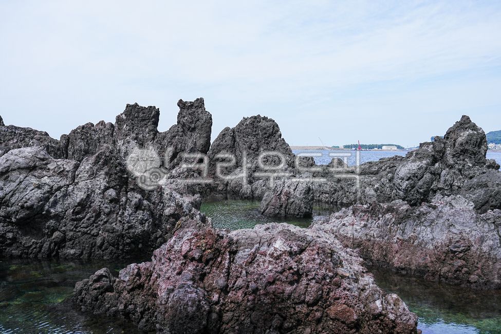 하늘,파란하늘,제주도,소천지,제주도자연경관,제주도해안,해안선,물웅덩이,물결,바다,암석,기암괴석,바위,낭떠러지,암벽