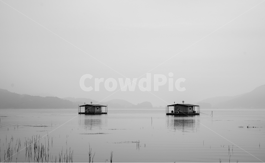 저수지,호수,낚시,좌대,방갈로,풍경,자연,풍경,nature,landscape,한국자연풍경,한국자연경관,korea nature landscape,흑백,모노톤,monochrome,black and white,vehicle,차량,transportation,교통,boat,보트,water,물