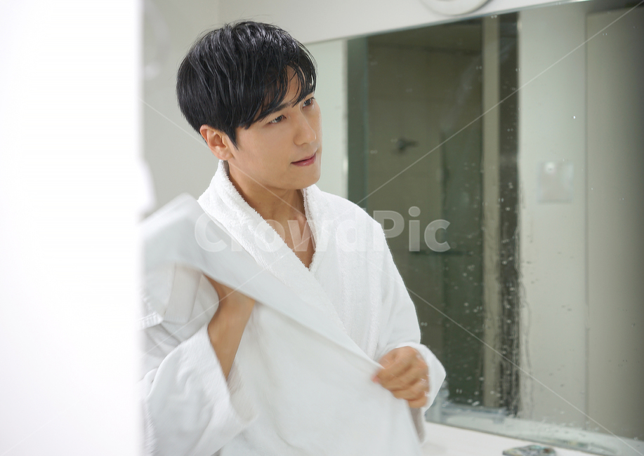 남성,남자,샤워,세수,세안,샤워가운,화장실,욕실,거울,스킨케어,뷰티,사람,인물,인간,human,person,남성,남자,man,male,뷰티,미용,beauty treatment
