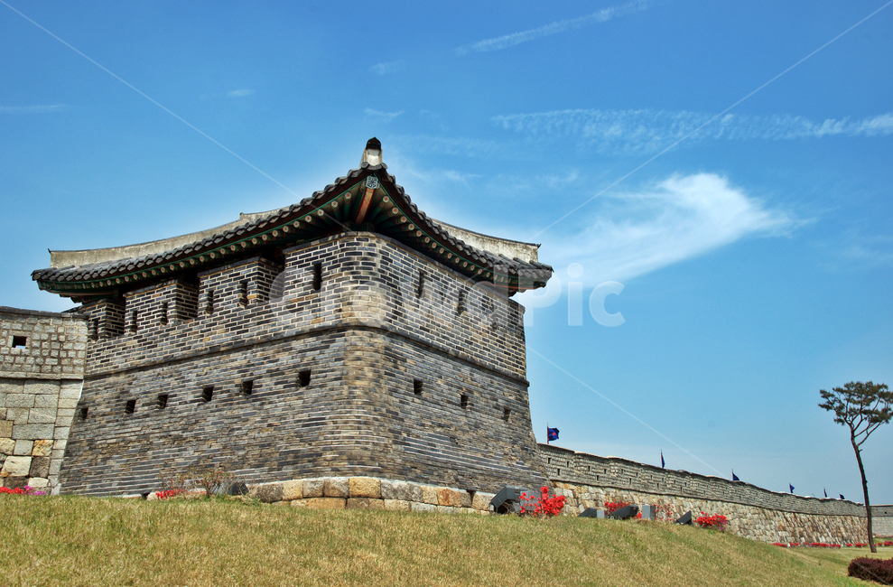 동일포루,포루,우진각지붕,원근총안,성곽,성벽,수원화성,화성,유네스코세계문화유산,조선시대,푸른하늘,한국전통,한국문화,korean traditional,korean culture,건축물,건물외관,exterior,building,structure,architecture,construction