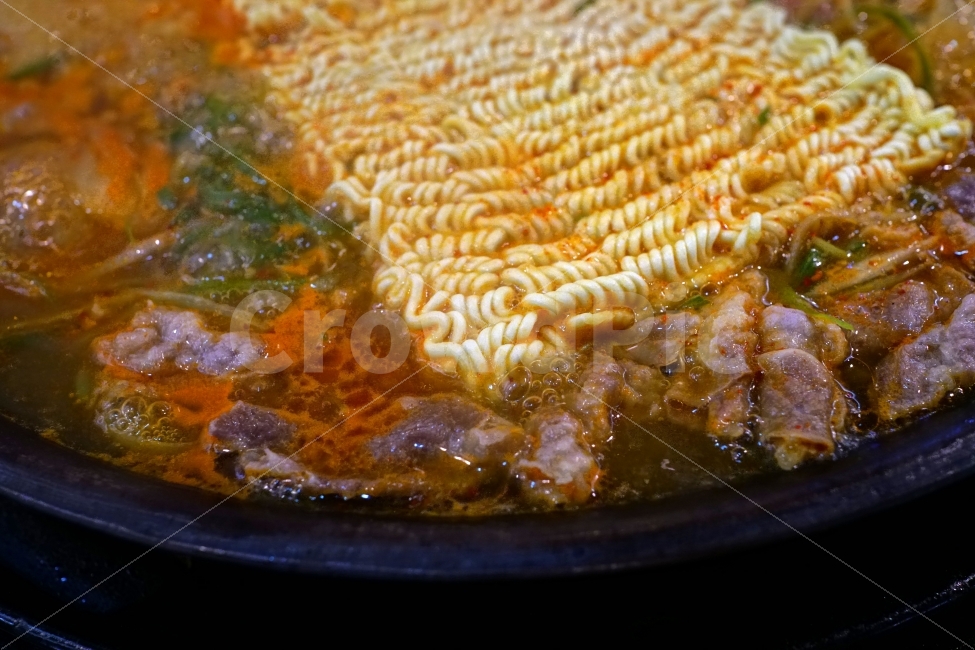 부대찌개,요리,라면,면발,국물,국자,보글보글,레시피,한국요리,맛집,식당,음식,식사,가스,냄비,cook,야채,끓이기,끓음,뜨거운,뜨겁다,끓임,음식,식재료,요리,food,cook,meal,dishes,food reserves,면류,면요리,noodles,한식,한국음식,한국요리,korean food,korean dishes,korean meal,korean cook