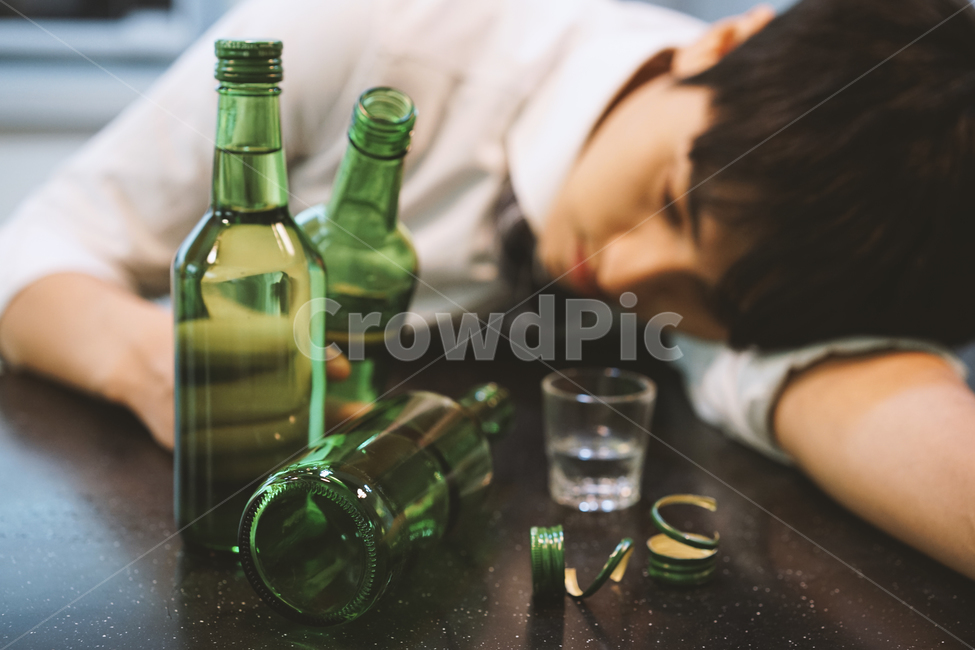 술,소주,음주,과음,남성,남자,취객,소주병,알콜,사람,인물,인간,human,person,남성,남자,man,male,술,주류,alcohol