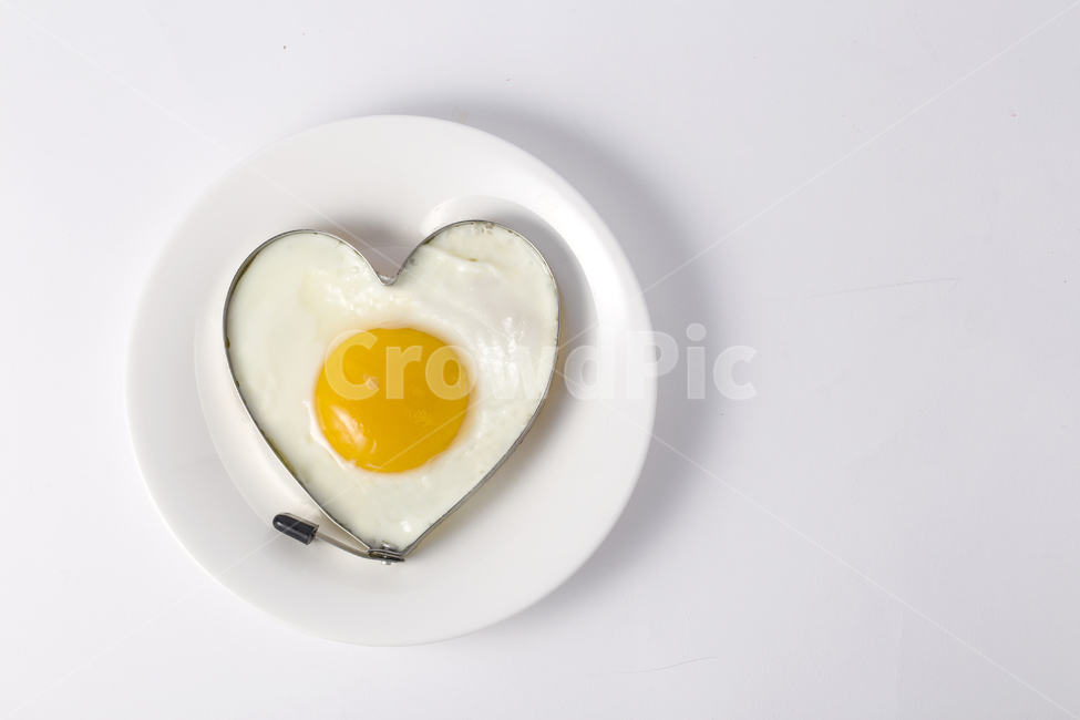 fried egg,egg,softboiled,plate,fry,yolk,heart,food,Fried egg,protein,grocery,ingredients,egg white