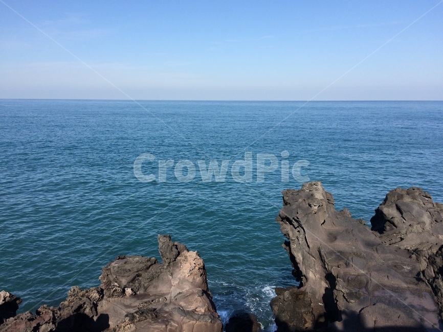 제주,해안,돌,현무암,바다,파랑,하늘,푸른,흰색,파도,물결,거친돌,자연,풍경,nature,landscape,promontory,곶,ocean,대양,sea,outdoors,옥외,water,물,cliff,낭떠러지