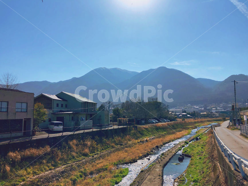 일본,유후인,japan,산,햇살,시골,일본가옥,다리,풍경,겨울,햇빛,맑은날씨,하늘,mountain,sun,winter,sunnyday,sky,시골,마을,풍경,landscape,country,rural,town
