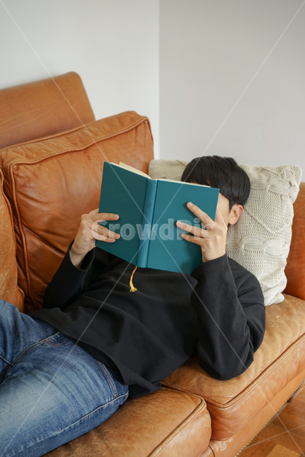 쇼파,소파,휴식,남성,남자,거실,휴일,sofa,실내,쿠션,rest,가구,book,책,독서