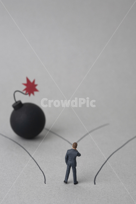 폭탄,비즈니스맨,맨,남자,미니어처,피규어,아이디어,컨셉,위험,블랙,검은색,터지다,장애물,장애,위기,극복하다,대처,오브젝트,누끼,폭파,폭발,배경,터트리다,폭발물,불꽃,폭약,지뢰,리스크,회색,그레이,잿빛,리더,리더십,고민,데드라인,양갈래,길,두갈래,결정,선택,갈래길,웨이,갈등,성공,실패,기로,잘못된,비즈니스,금융,비즈니스,사업,business,service,work,연출,컨셉,콘셉,direction,concept