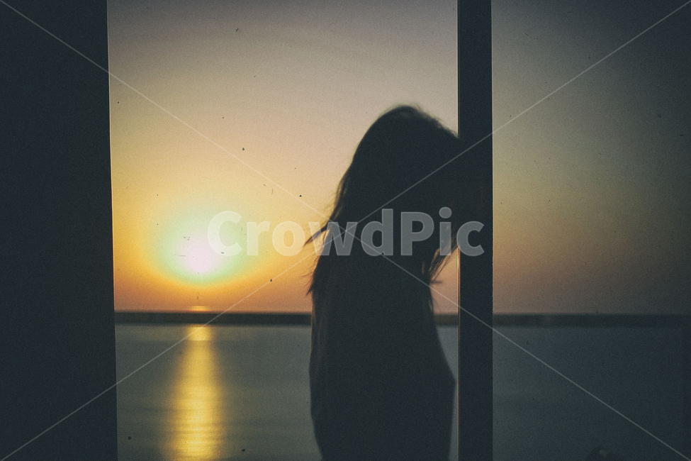 일출,바다,아침,여자,사람,실루엣,사람,인물,인간,human,person,여성,여자,woman,female,lady,인물실루엣,사람실루엣,character silhouette,human silhouette,감성,sensible,feeling,nature,자연,light,빛,flare,플레어,outdoors,옥외,sky,하늘