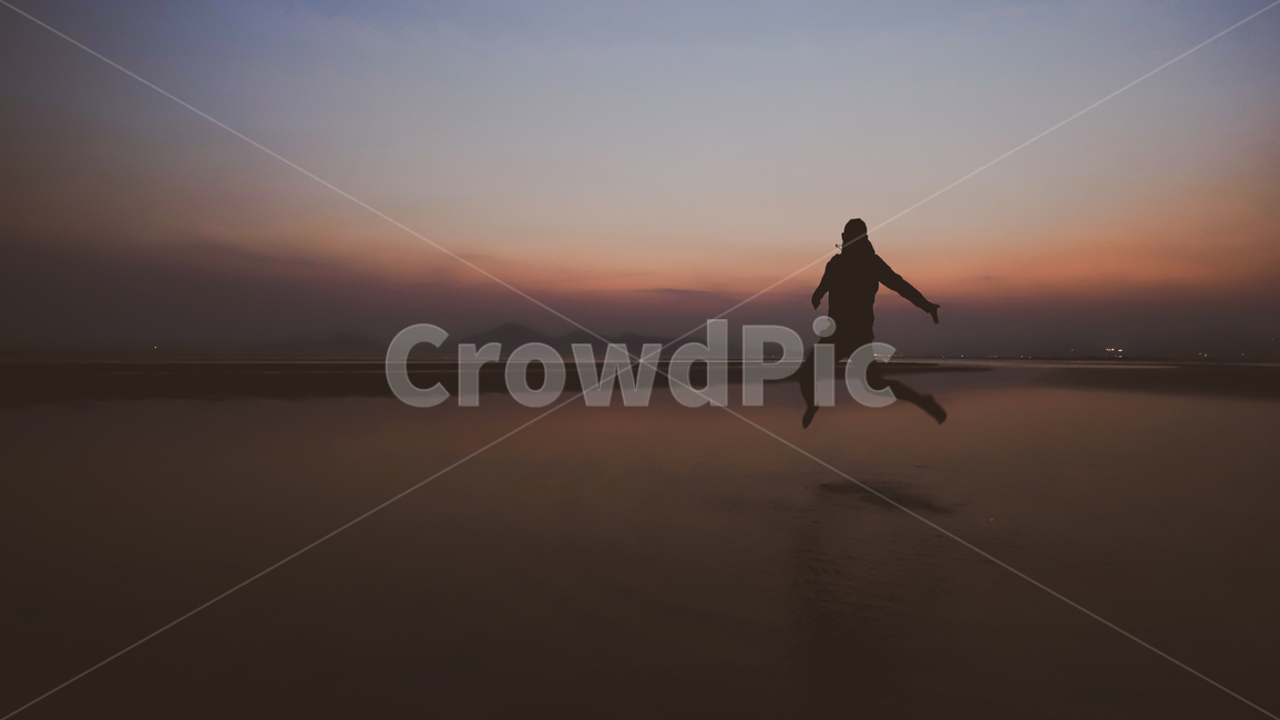 바다,일몰,점프,실루엣,남자,자유,물,하늘,사람,인물,인간,human,person,인물실루엣,사람실루엣,character silhouette,human silhouette,여행,휴가,traveling,vacation,trip,nature,자연,outdoors,옥외