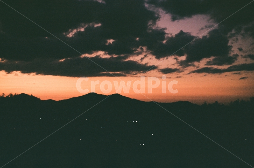 밤,일몰,산,구름,빨강색,색,자연,풍경,nature,landscape,감성,sensible,feeling,outdoors,옥외,sky,하늘,dusk,황혼,sunset,red sky,붉은 하늘,dawn,새벽