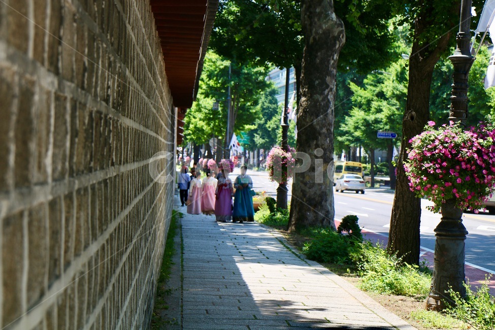 한국전통,돌담길,한복,koreantraditional,hanbok,고궁,한국문화,경복궁,길거리