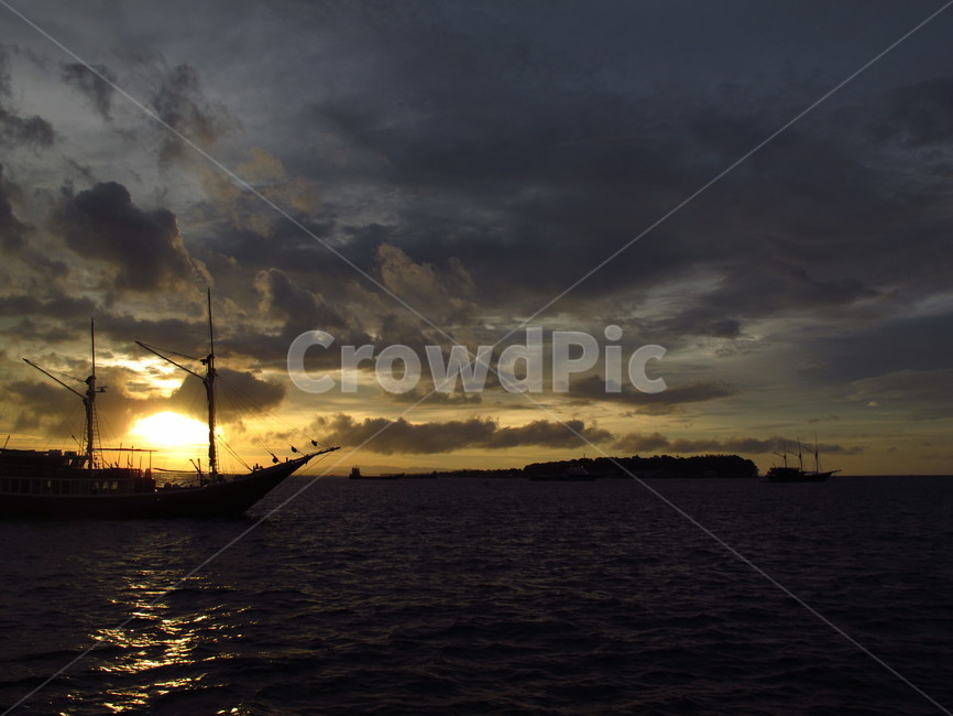 watercraft,선박,light,빛,sunlight,햇빛,sunset,석양,바다,sea,하늘,sky,구름,cloud,vessel