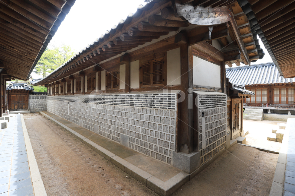 경복궁,문화재,서울,건축,궁전,문,단청,지붕,기와,돌담,돌기둥,고건축,한국,창호지,서까래,석가래,기둥,창살,흙길,주춧돌,추녀,목조건축물,창문,방문,한국전통,한국문화,korean traditional,korean culture,건축물,건물외관,exterior,building,structure,architecture,construction