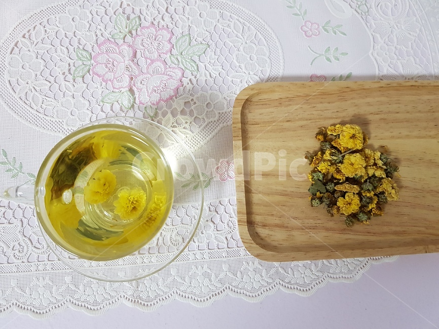말린국화,국화차,국화꽃,노란색,나무쟁반,국화,음료수,drink,beverage