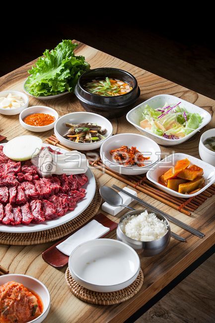 Spoon holder,table setting,Rattan,onion,Korean beef sashimi,Assorted raw meat,cow,raw meat,beef,plate,Lettuce,Six sashimi,Cow Korean beef,Hanjeongsik,bamboo stand,rattan support,plate holder,mushroom,garlic,Korean cuisine,restaurant,Domestic Korean beef,K