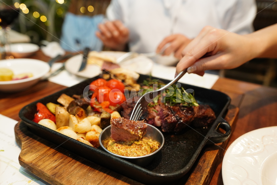스테이크,고기,먹거리,음식,안주,식사,육류,육식,person,사람,human,인간,음식,식재료,요리,food,cook,meal,dishes,food reserves,양식,서양음식,서양요리,western food,western dishes,western meal,western cook