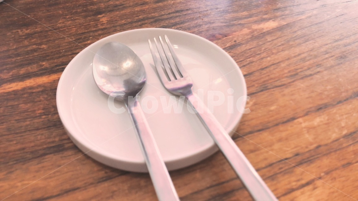 식기,수저,포크,접시,셋팅,테이블,나무테이블,식사,준비,스푼,식사준비,깔끔한,깨끗한,반짝이는,흰색접시,사물,물건,오브젝트,식탁,tableware,cutlery,fork,plate,setting,woodentable,meal,preparation,spoon,mealpreparation,neat,clean,shiny,whiteplate,things,objects,table