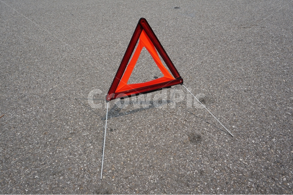 자동차,비상등,안전삼각대,자동차삼각대,비상삼각대,자동차긴급삼각대,자동차안전,도로안전,안전경고,고속도로안전,교통,교통수단,traffic,transportation,사물,물건,오브젝트,thing,object,matter,triangle,삼각형