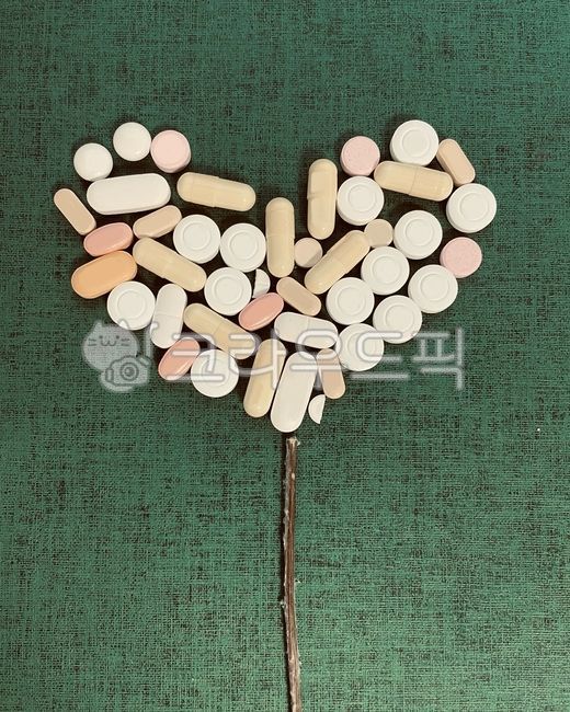 알약,비타민,약,건강,의료,하트,나무,하트나무,영양제,백그라운드,모시지,배경,약국,치료제,다이어트,진통제,초록배경,헬스,여러개,질병,케어,회복,치료,운동,진료,건강관리,병원,처방전,동그란,캡슐,캡슐약,치유,항생제,사랑,힐링,의약품
