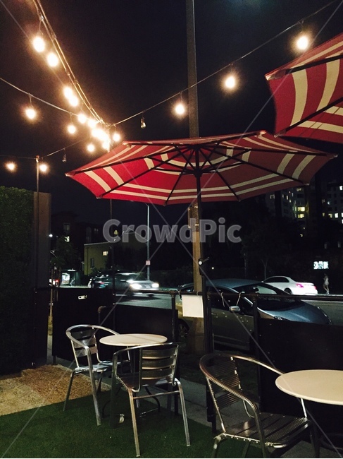 밤카페,카페,야외카페,전구,파라솔,전구장식,야경,밤,풍경,nightscape,night,landscape,chair,의자,furniture,가구,automobile,자동차,transportation,교통,car,차,vehicle,차량