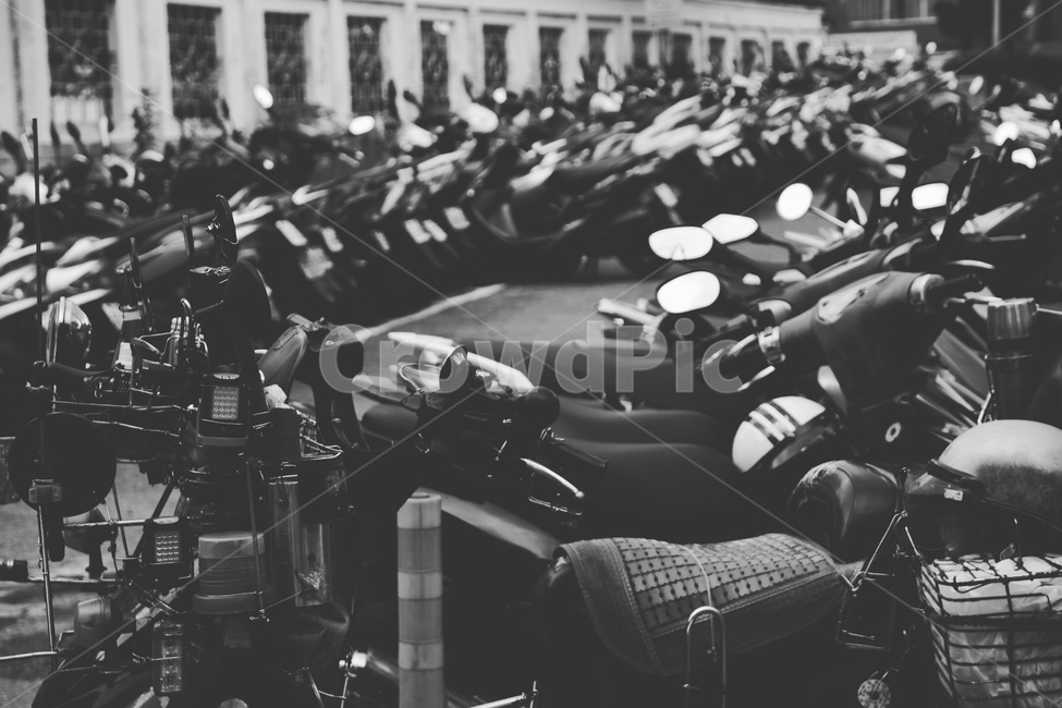 오토바이,거울,흑백,기계,어둠,가난,헬멧,안장,타이어,구동계,흑백,모노톤,monochrome,black and white,교통,교통수단,traffic,transportation