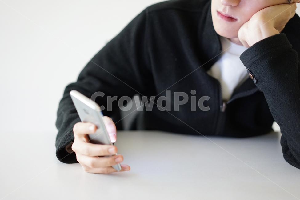 남성,남자,스마트폰,핸드폰,휴대폰,모바일,it,전자기기,전자제품,사람,인물,인간,human,person,신체일부,몸,body,남성,남자,man,male,정보통신기술,전자기기,전자제품,it,information,technology,electronic equipment